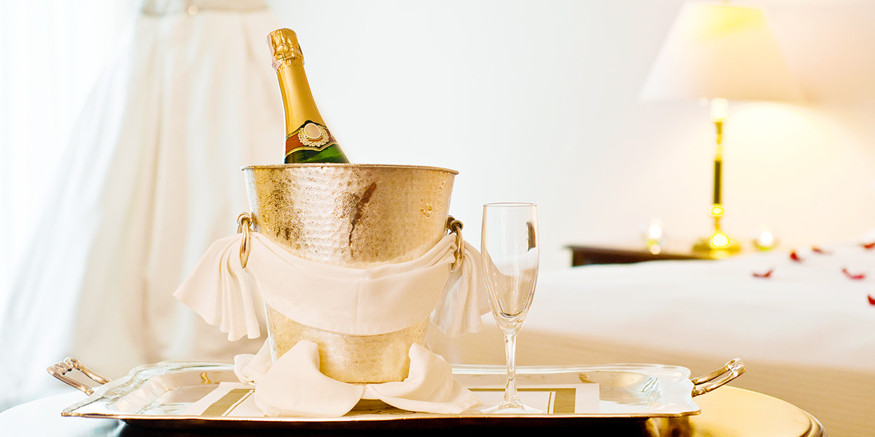 Champagner im Kühler in luxuriöser Hotelsuite